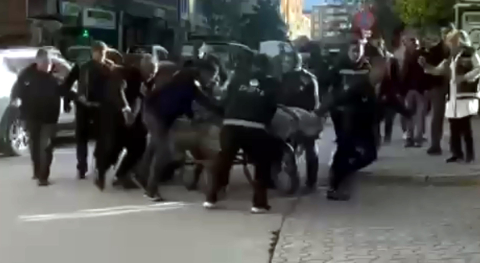 Seyyar satıcının, arabasını zabıtaya vermemek için direndiği anlar kamerada / Video eklendi