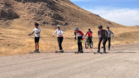 Tekerlekli kayak takımı, köy yolunda Balkan Şampiyonası'na hazırlanıyor