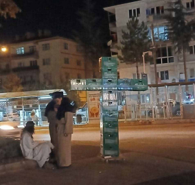 Eskişehir'de bira kasalarıyla haç işareti yapan 3 kişi gözaltında