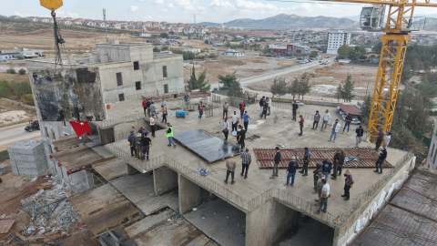 Rezerv alanında son katın kalıbı tamamlandı; işçiler davul ve zurnayla kutlama yaptı