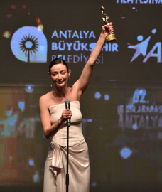 Altın Portakal'a 7 ödülle 'Tavşan İmparatorluğu' damga vurdu/ Ek fotoğraflar (2)