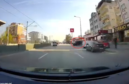 Bursa- El freni çekilmeyen minibüs, hareket edip, yola indi; o anlar kamerada /Video eklendi