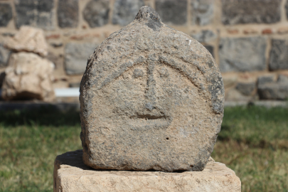 Diyarbakır’da ‘Emojili asker mezar taşı’ sergilenmeye başlandı