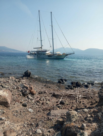 Bodrum'da 41 metre uzunluğundaki yelkenli karaya oturdu