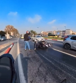 İstanbul- Fatih’te yola yağ döküldü; motosikletliler peş peşe kayarak düştü