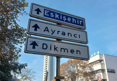 Gençlerin asılarak fotoğraf çektirdiği tabelaya koruma