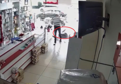 Eczacı teknisyeni öncesinde kendisini darbeden kişinin babasını tartaklamış