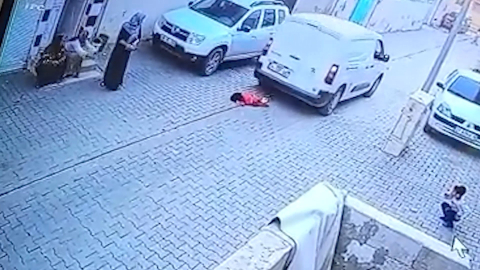 Kargo aracının altında kalan çocuk hayatını kaybetti; kaza kamerada