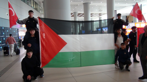 Dünya Şampiyonu Wushu Milli Takımı, Türk ve Filistin bayraklarıyla karşılandı