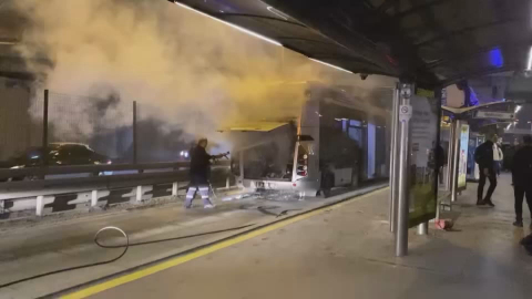 İstanbul - Edirnekapı'da metrobüsün motor kısmında çıkan yangın söndürüldü