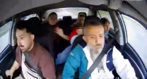 Taksi şoförünün manevra yapıp kazayı önlediği anlar araç içi kamerasına yansıdı