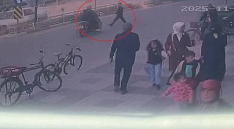 Motosikletin çarptığı yaya yaralandı; kaza kamerada