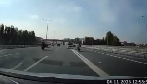 İstanbul - Sultangazi’de sapağa son anda giren hafif ticari araç kazaya neden oldu