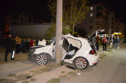 Otomobil elektrik direğine çarptı; 2 yaralı