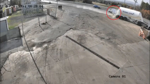 Hafif ticari araç, park halindeki tankere çarptı: 1'i bebek 3 kişinin öldüğü kaza anı kamerada