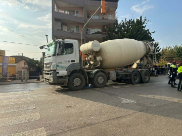 Beton mikserinin çarptığı kadın öldü; son anda yol kenarına çektiği torunu kurtuldu
