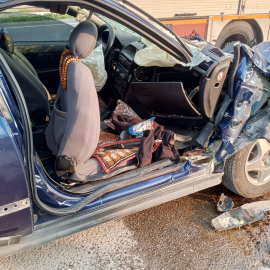 Otomobil, güvenlik şeridinde duran tankere çarptı :  3 kişilik aile yaralandı