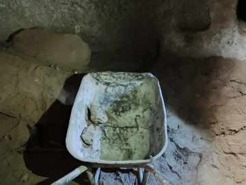 Keşfettikleri yer altı şehrinde kaçak kazı yapan 2 şüpheliye suçüstü