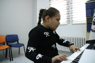 'Absolut kulak'a sahip olan görme engelli Hira'nın hedefi, müzik öğretmeni olmak