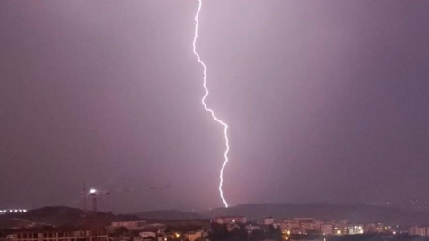 Hatay’da yıldırım düştüğü anlar, kameralara yansıdı
