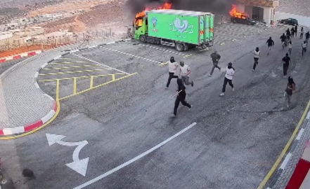 Batı Şeria'da fabrikadaki kamyonlar yakıldı; o anlar kamerada