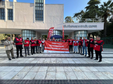 İzmir'de Büyükşehir Belediyesi işçilerinin oturma eylemi 2'nci gününde