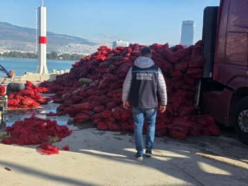 İzmir’de kaçak avlanan 27 ton kara midye ele geçirildi