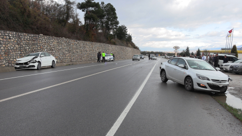 3 otomobil çarpıştı; 3 yaralı