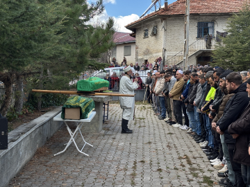 Polis eşi tarafından öldürülen kadın ile 2 çocuğu, Çankırı'da toprağa verildi