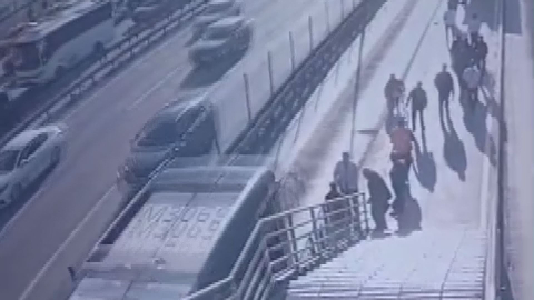 İstanbul- Cevizlibağ'da metrobüsün çarptığı engelli yolcu hayatını kaybetti; kaza kamerada