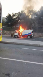 İstanbul- Kağıthane'de hafif ticari araç alev alev yandı