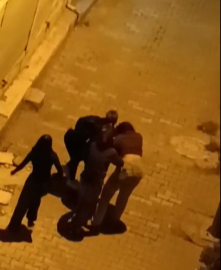 Sokakta kavga eden 2 kızı, mahalleli güçlükle ayırdı