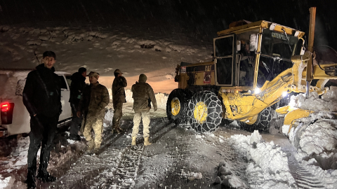 Kar ve tipi nedeniyle mahsur kalan 7 araç ve içindeki 30 kişi kurtarıldı