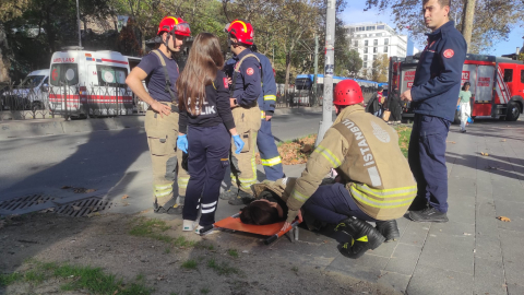 İstanbul - Beyoğlu'nda tramvayın çarptığı motosiklet sürücüsü yaralandı