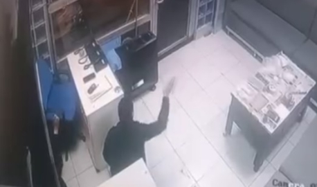 Ankara'da taksi şoförüyle tartışan yolcu 3 el ateş etti; duraktaki şoförlerin panik anları kamerada