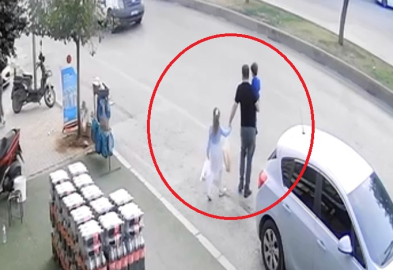 Ters yönde ilerleyen forkliftin çarptığı baba ve 2 çocuğu yaralandı