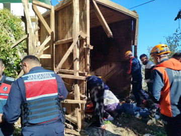 Arı kovanlarının bulunduğu ahşap yapı devrildi; 2 ölü, 1 yaralı