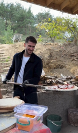 Milli futbolcu, memleketi İznik'te kendi pizzasını hazırlayıp, pişirdi