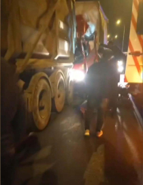 İstanbul -  Silivri TEM Otoyolu'nda zincirleme kaza; yaralı şoförü itfaiye kurtardı