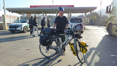 Bisikleti ile umre yolculuğuna çıkan emekli işçi, Cilvegözü'nden Suriye'ye geçti