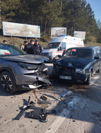 Kastamonu’da 2 otomobil çarpıştı: 3 yaralı