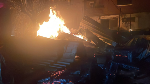 Bursa'da 3 katlı binanın teras katındaki kafede yangın