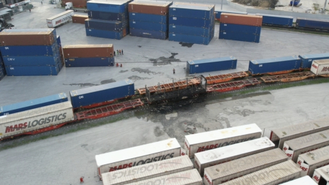 İstanbul- Küçükçekmece'de TIR'ın dorsesi alev alev yandı