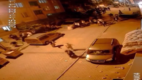 İstanbul - Arnavutköy'de mahalledeki taşlı sopalı kavga kamerada