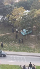 İstanbul- Esenler'de bariyeri aşan otomobil ağaca çarptı