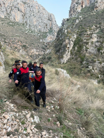 Hatay'da Habibi Neccar Dağı’nda yürüyüş yaparken kayalıktan düşüp yaralandı