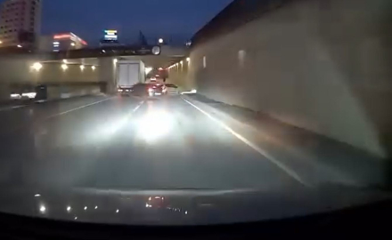 Makas atan sürücü başka araca çarptı; kaza anı kamerada