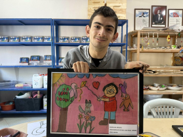 Kas hastası Can, sanatla ve sosyal etkinliklerle hayata tutunuyor