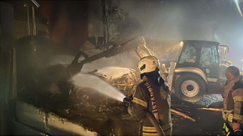 İstanbul - Küçükçekmece'de geri dönüşüm tesisinde çıkan yangın söndürüldü