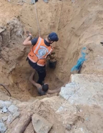 Gazze’de su kuyusu kazarken toprak altında kaldı, ekipler kurtardı